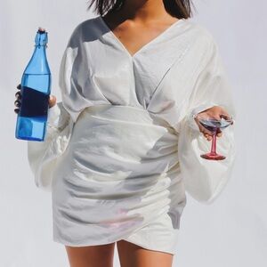 NWOT Madeline Simon White Plunge Satin Long Sleeve Dress in Pearl Size M